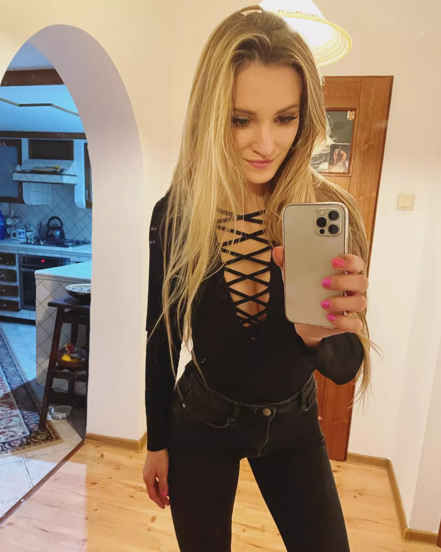 Wysportowana wokalistka disco polo zachwyca kuszącym widokiem! Tak idealnej figury może pozazdrościć jej wiele kobiet! 